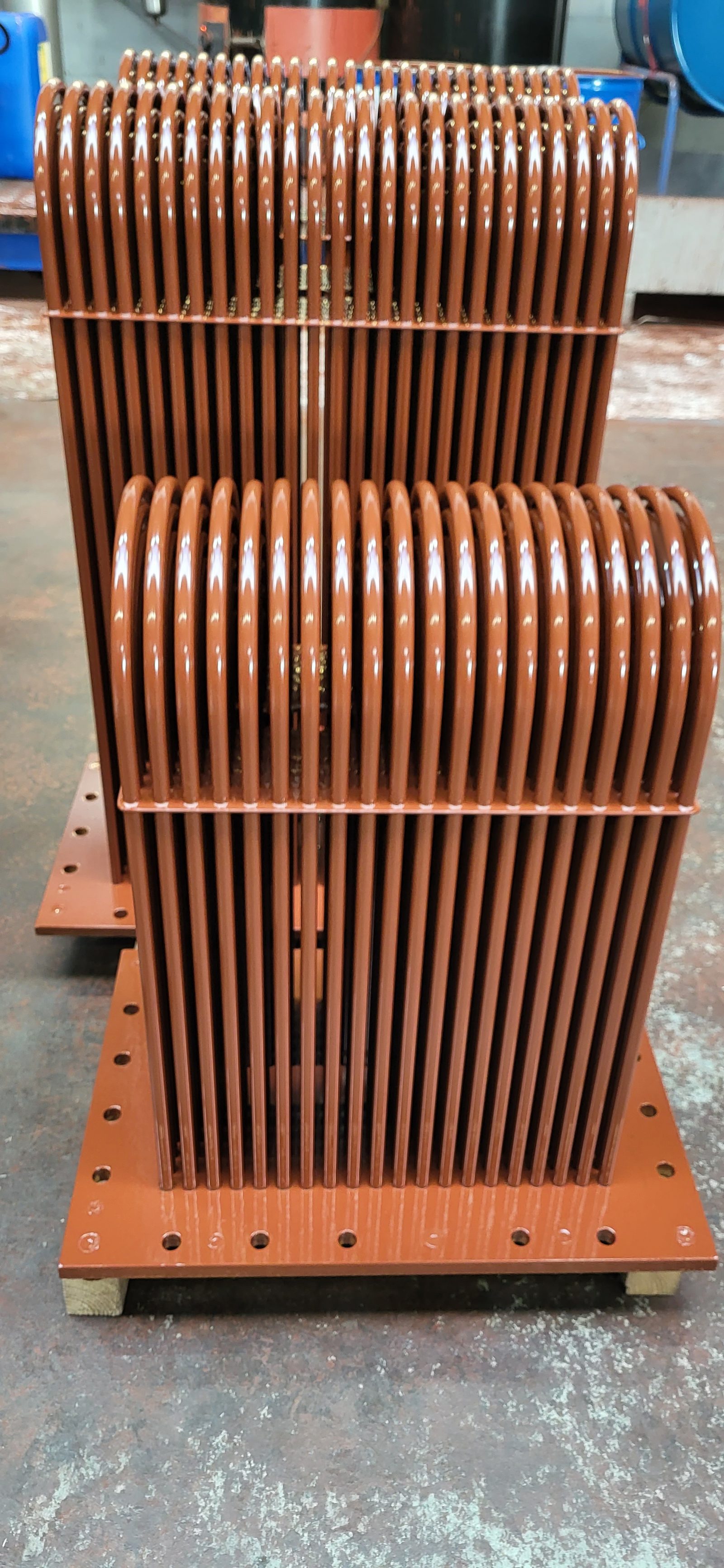 Close-up van een box cooler met U-vormige pijpenbundel, voorzien van roodbruine phenol-epoxy inbrandcoating
