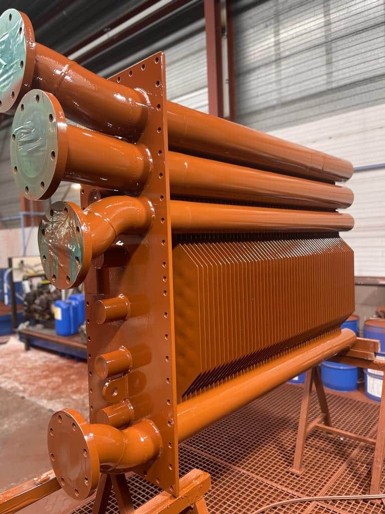 Gecoate warmtewisselaar met lamellenpakket en aansluitingen, roodbruin uitgehard in de oven