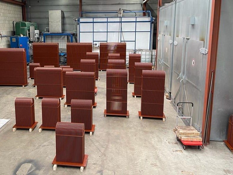 Meerdere gecoate box coolers op pallets, klaar voor transport naar de klant