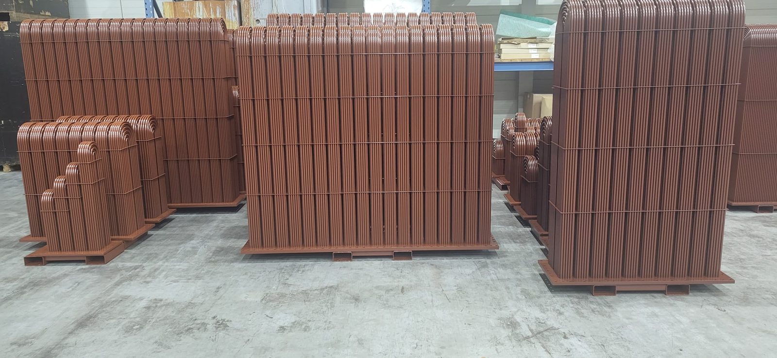 Pallets met gecoate box coolers in verschillende formaten in de hal van Novocoatings