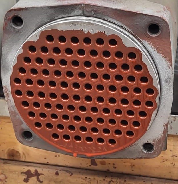Vooraanzicht van een gecoate pijpenplaat met buiseinden in een shell and tube warmtewisselaar